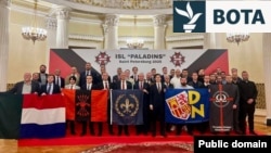 Delegatët në konferencën themeluese të një “lidhjeje ndërkombëtare antiglobalistësh” të quajtur Paladinët në Shën Petersburg, Rusi.