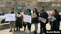 عکس آرشیف: تجمع از فعالان حقوق بشری و اعضای خانواده ها برای لغو مجازات اعدام در مقابل زندان ایوین 