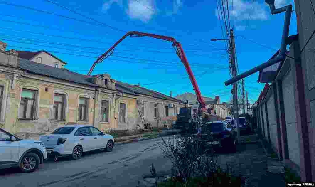 Qomşu soqaqta ise bir şeyni betonnen qapatalar