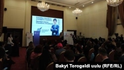 Во время вручения премии. 12 февраля 2021 года.