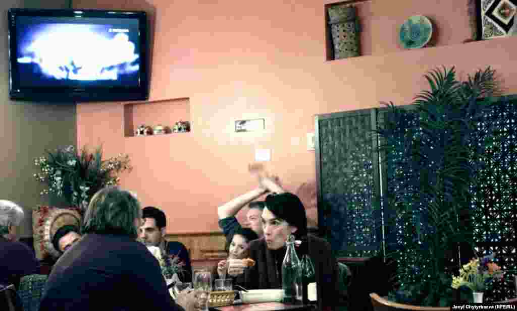 Кыргыздардын "Жибек жолу" ресторанына күндүз кыргыз таксисттери көп келсе өзгөчө жума, ишемби күндөрү башкалар көп келет. 