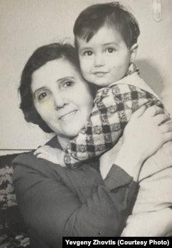 Евгений Жовтис бала кезінде әжесі Раиса Плотниковамен түскен суреті.