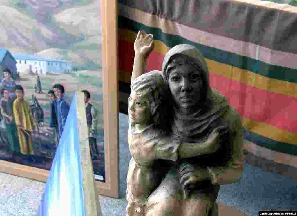 Чыңгыз Айтматовдун Асели, Акбар Кутлу. Артында Малик Кутлу тарткан Түркиядагы кыргыздардын "Улуу Памир" айылынын көрүнүшү.