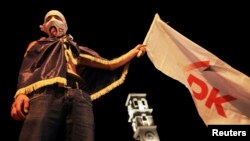 Pristalica drži zastavu Demokratskog saveza Kosova, Priština