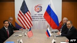 Marco Rubio (stânga) cu Sergei Lavrov, în marja reuniunii minștrilor de externe din ASEAN, la Kuala Lumpur pe 10 iulie, 2025.