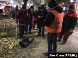 Avarie în sectorul 2 din București. Lucătorii studiază o bucată de conductă ciuruită de rugină