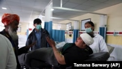 یکی از افراد اقلیت سیک در کابل که در نتیجه حمله بر عبادتگاه کارته پروان جراحت برداشته بود