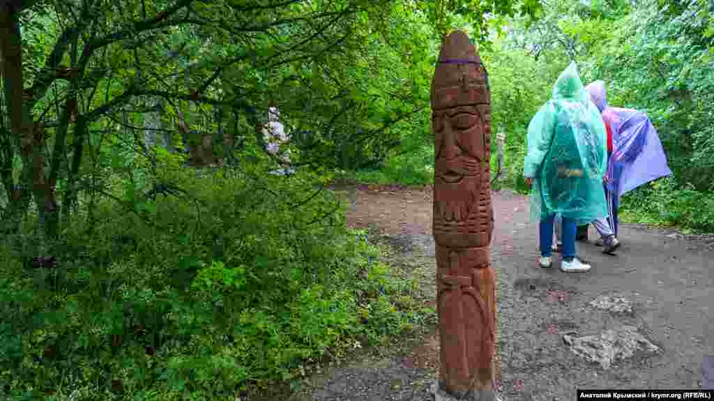 Дерев'яні ідоли на стежці до &laquo;Храму сонця&raquo;
