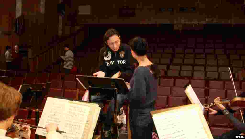 Алибек признается, что любит узбекские национальные музыкальные инструменты. Он говорит, что "узбекская музыкальная культура и музыка оседлых народов была придворной и в то же время интеллектуальной и очень&nbsp;непростой для понимания". Молодому дирижеру нравится жанр "Шашмаком" - многоголосое пение. Алибек может часами рассказывать о восточной музыке. &laquo;Никто не создаст за нас условия, чтобы сохранить и дальше развиваться, мы сами должны делать&raquo;, - рассуждает Алибек. На вопрос о мыслях насчет переезда в Казахстан, где музыкантам можно надеяться на более высокие заработки, Алибек ответил: &laquo;Не все же измеряется деньгами. Я люблю Узбекистан, родной Ташкент и своих музыкантов&raquo;.