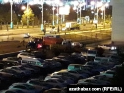 Aşgabadyň "10 ýyl abadançylyk" köçesiniň ugrundaky Parahat etrapçasynda kommunal edaranyň işgärleri suw turbalaryny bejerýär. 9-njy oktýabr, 2018 ý.