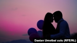 Кыргыз Республикасынын мыйзамдарына ылайык жаштар деген топко 14 жаштан 28 жашка чейинки адамдар кирет, ал эми мыйзамдуу эрезеге жетүү курагы өлкөдө 18 жаш болуп саналат. 