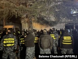 პოლიცია რესტორან "ბაბილოსთან" მოსამართლეების კორპორაციული წვეულების უსაფრთხოებას იცავს - პარალელურად საპროტესტო აქცია იმართება. ამ აქციაზე შვიდ ადამიანს დააკავებენ. 12 იანვარი, 2025 წელი