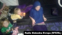 Djeca Alemine sestre Adele u kampu na sjeveru Sirije. Najstarija djevojčica imala je devet godina kad je odvedena u Siriju.