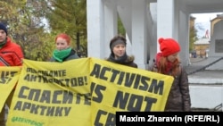 Picket in support of Greenpeace activists in Murmansk, Russia on October 5. 