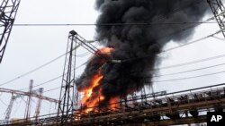 Прем’єр повідомив, що сьогоднішній удар РФ «доволі сильно» пошкодив обладнання – знову атака була спрямована як проти об’єктів генерації електроенергії, так і проти системи її розподілу.