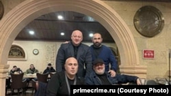 ეს ის იშვიათი ფოტოა, სადაც გიორგი ჯოხაძე და გელა უძილაური ერთად ჩანან. ჯოხაძე სუფრასთან, მარჯვნივ ზის, უძილაური კი ოთახის უკანა მხარეს, მეორე სუფრასთან. ფოტო: PrimeCrime