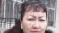 Сымбат Хамзина, пострадавшая от квартирных мошенников, перед зданием городского суда. Актобе, 31 января 2011 года.  