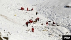 مأموران نجات در جست‌وجوی جسد کوهنوردان