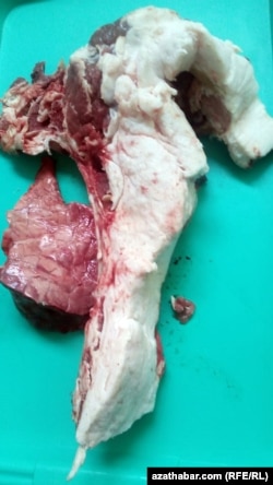 Aşgabadyň bir bazarynda satuwa çykarylan düýe eti. Alyjylar onuň köp böleginiň süňkden we ýagdan ybaratdygyny aýdýarlar. Oktýabr, 2020 ý. Aşgabat