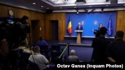 Premierul Ilie Bolojan în timpul unei conferințe de presă (imagine de arhivă).