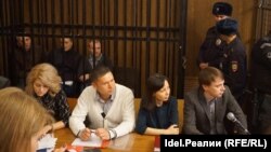 Айрат Ситдиков второй слева в клетке