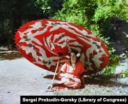 გოგონა ქოლგით, მზიან დღეს