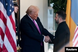 Președintele american Donald Trump îl întâmpină pe președintele ucrainean Volodimir Zelenski la sosirea acestuia la Casa Albă - Washington, DC, 17 octombrie 2025.