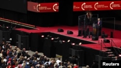 Дональд Трамп выступает на церемонии прощания с Чарли Кирком, Грендейл, США, 21 сентября 2025 года