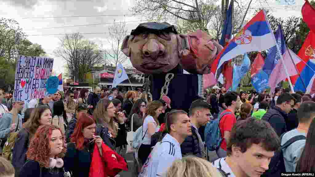 Studenti u Srbiji blokiraju fakultete duže od četiri meseca. Objavljivanje kompletne dokumentacije o rekonstrukciji stanične zgrade ključni je zahtev koji su studenti postavili pred institucije Srbije.Još dva zahteva studenata adresirana su na pravosudne organe: sankcionisanje napadača na učesnike protesta u više desetina incidenata, kao i obustava krivičnih postupaka protiv demonstranata koje je policija hapsila.Traži se i da izdvajane novca za visoko obrazovanje bude uvećano za 20 odsto.