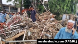 په سوات کې خلک تر سېلاب وروسته د پاکۍ چارې ترسره کوي - د اګست ۱۶مې انځور.