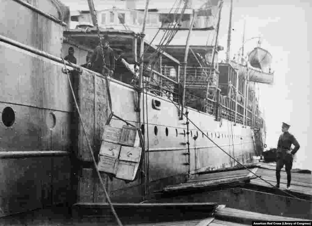 &bdquo;ამერიკული საკვები რუსებისათვის&ldquo; იტვირთება გემზე ჰამბურგის ნავსადგურში. შედედებული რძის კონსერვებით სავსე 50 ათას ყუთზე, რომელიც 1917 წლის რევოლუციის შემდეგ მალევე ჩაიტანეს რუსეთში, ეწერა: &bdquo;თავისუფალ რუსეთს თავისუფალი ამერიკისაგან&ldquo; 