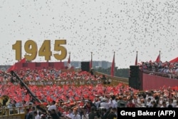 Участники парада в Пекине запустили в небо тысячи белых голубей