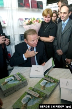 Другий президент України Леонід Кучма зі своєю книжкою «Україна – не Росія» на презентація під час міжнародної книжкової виставки-ярмарку в Москві, 3 вересня 2003 року