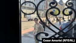 Bucureștenii și turiștii își trăiesc viața fără să știe că trec pe lângă sediul de campanie al independentului Nicușor Dan.