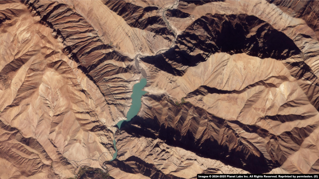 Diga Amir Kabir: E ndërtuar në lumin Karaxh në Malet Alborz, diga furnizon me ujë Teheranin, prodhon rrymë dhe ndihmon në kontrollimin e vërshimeve sezonale.