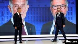 Прем’єр-міністр Чехії Петр Фіала (справа) і лідер партії ANO Андрей Бабіш беруть участь у телевізійних дебатах перед виборами, 1 жовтня, Прага, Чехія