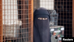 Жена во кампот Ал-Хол во Сирија