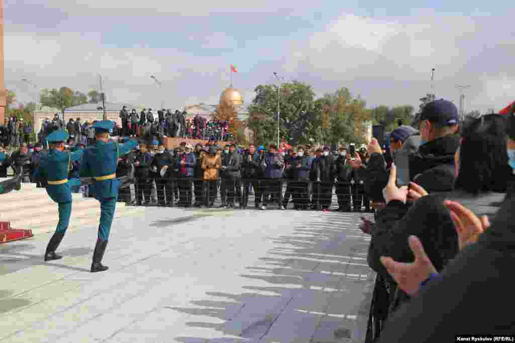 В полдень на площади у флагштока сменился караул, зрители аплодировали в знак уважения.
