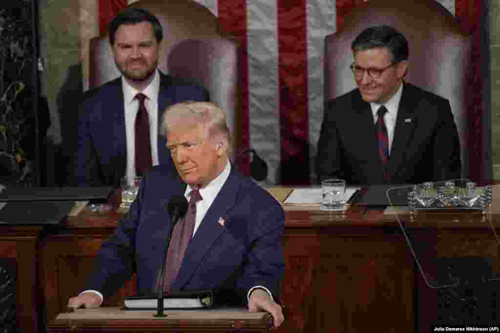 Президент США Дональд Трамп виступає на спільному засіданні Конгресу в Палаті представників Капітолія США у Вашингтоні, 4 березня 2025 року.На задньому плані – віцепрезидент США Джей Ді Венс і спікер Палати представників Майк Джонсон