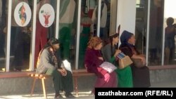 Женщины в ожидании автобуса, Гокдепе 