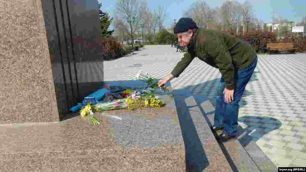 Чоловік покладає квіти до пам'ятника Тарасу Шевченку, Севастополь