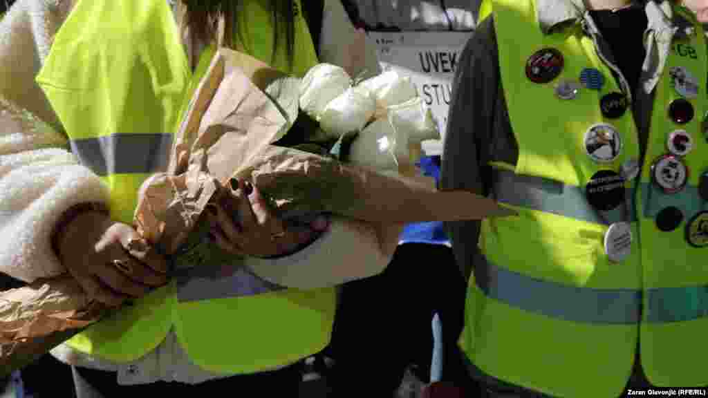 Položeno je 16 ruža za 16 stradalih