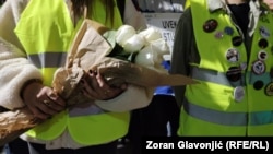 16 belih ruža za 16 stradalih