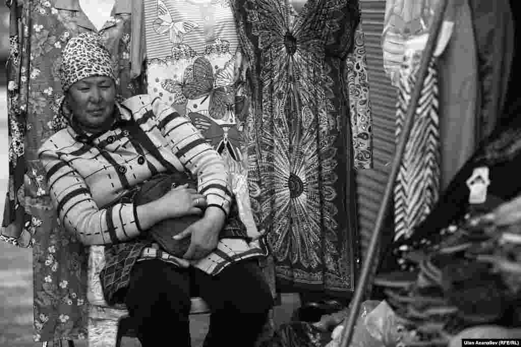 Иркутск. Большинство мигрантов привозят товар на местные рынки с "Дордоя". 