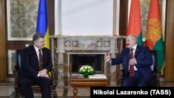 Петро Порошенко та Олександр Лукашенко на зустрічі у Лясковичах неподалік Гомеля, 26 квітня 2017