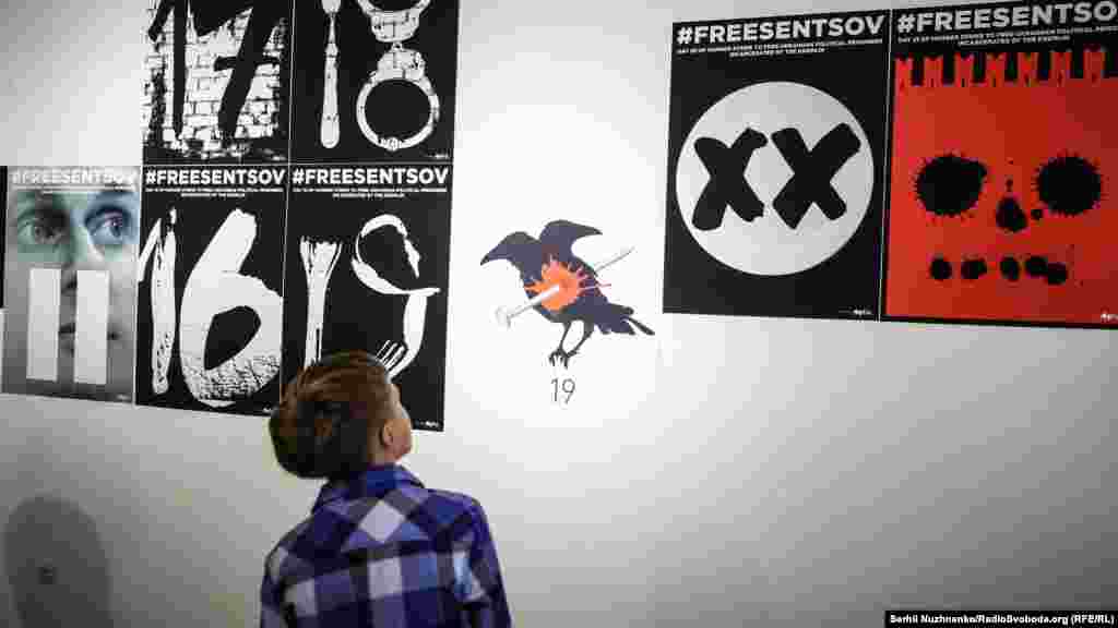 Представленные в экспозиции плакаты, постеры, инсталляции, картины и видео &ndash; своеобразный итог трех месяцев голодовки украинского режиссера.