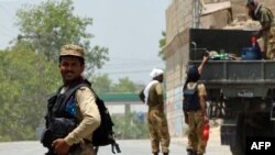 پاکستاني پوځيان په بنو کې شمالي ورستان ته پر تللي سړک د يو ګاډي تالاشي کوي (انځور له ارشيفه) 