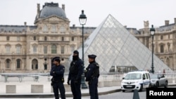 Поліціянти поблизу Лувра, Париж, 19 жовтня 2025 року