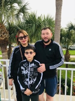 Бекзат Молдобаев үй-бүлөсү менен.