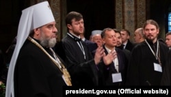 Митрополит Вінницький і Барський Симеон (ліворуч) раніше заявив про перехід до ПЦУ. Ця світлина зроблена на Об'єднавчому соборі в Києві 15 грудня 2018 року